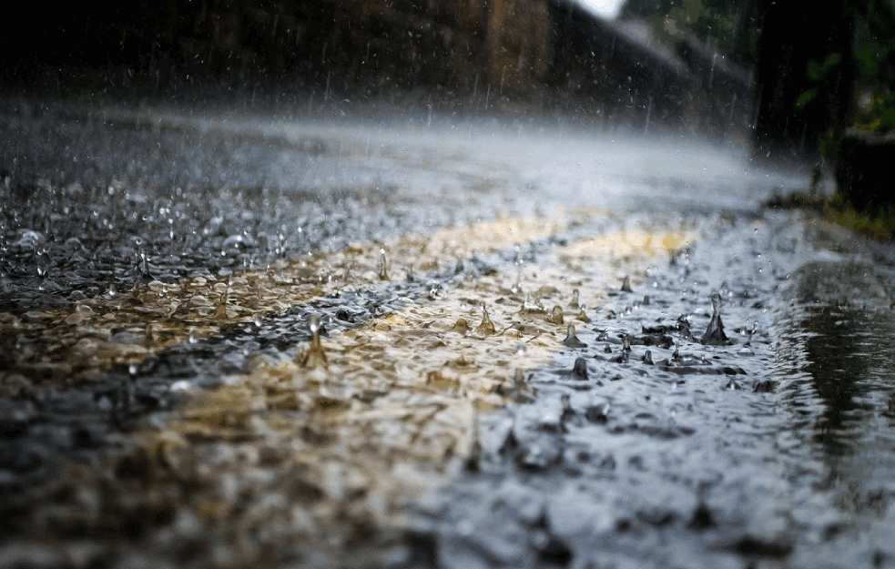 JAKO NEVREME U BEOGRADU : Pljusak zahvatio centar, a potom i Novi Beograd